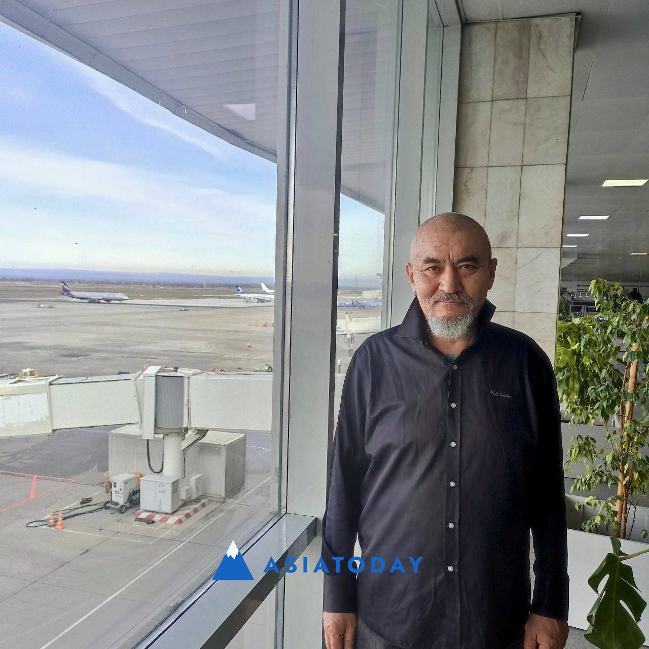 Российского ученого неделю не выпускают из аэропорта Бишкека