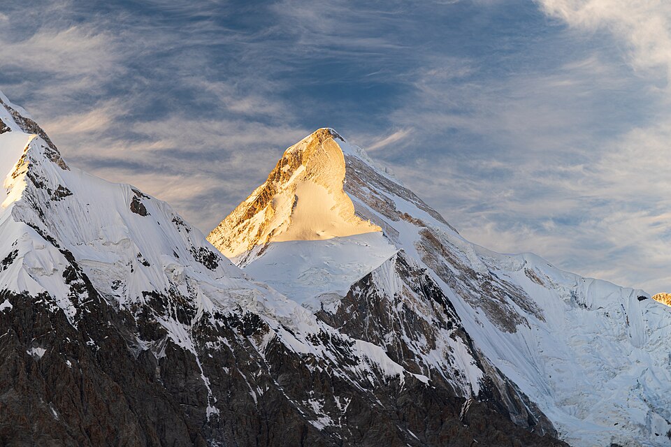 Премьеры Казахстана и Кыргызстана обсудили восстановление туристических маршрутов к пику Хан‑Тенгри