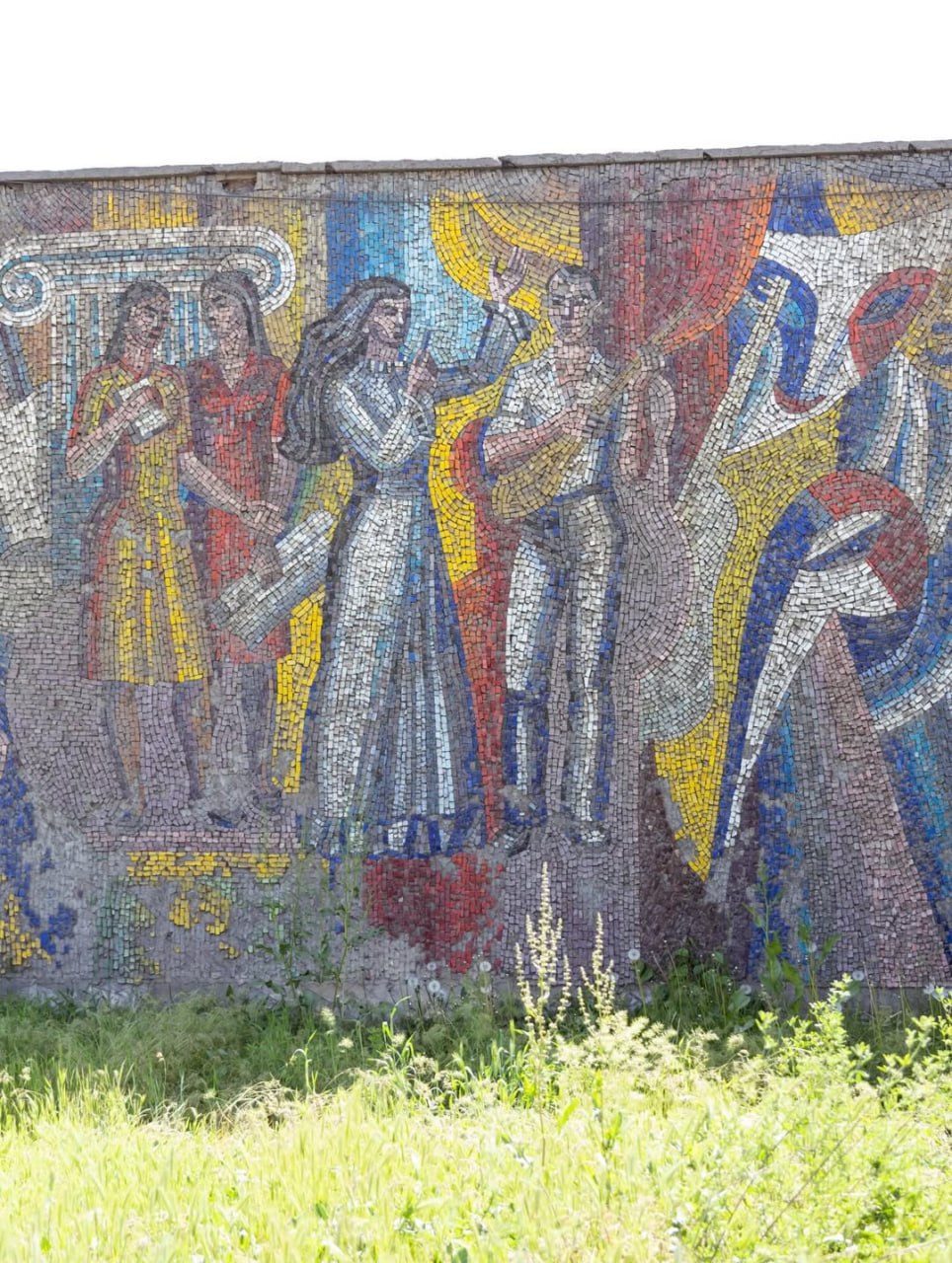 Утраченное наследие: в Оше снесли уникальные мозаики, не признав их памятниками культуры