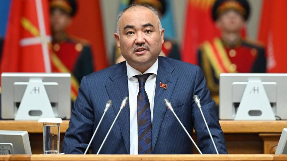 «Запомнился стране инициативами по изменению флага и гимна». Нурланбек Тургунбек уулу сдал мандат