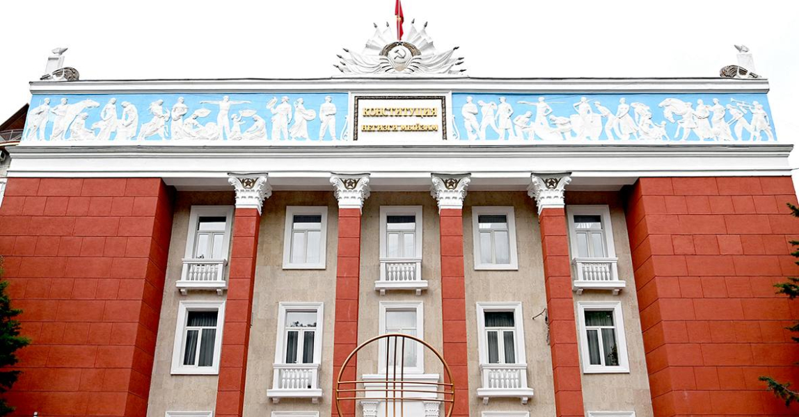 «Вполне ожидаемо». Эксперты прокомментировали решение Конституционного суда о президентских полномочиях в Кыргызстане